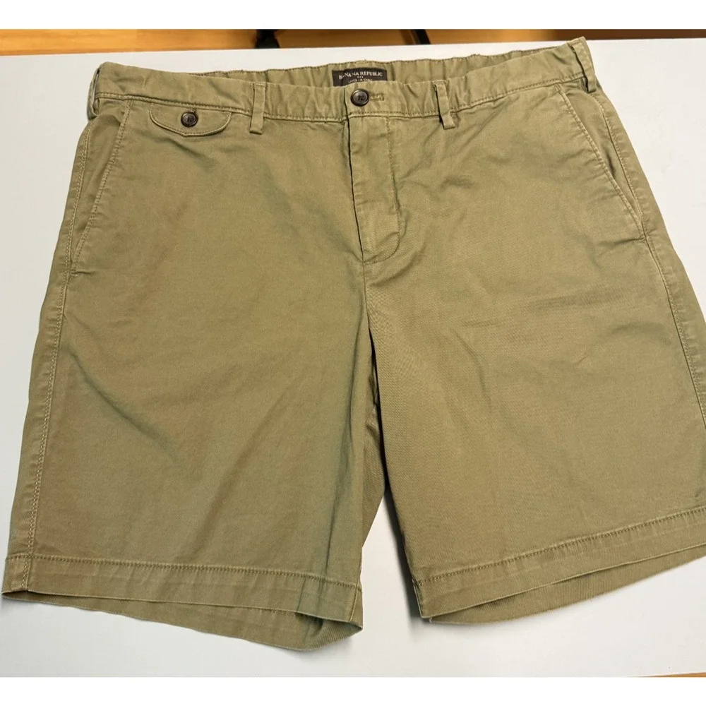 Banana Republic Mens 38 GREEN Lived In Short 8.5